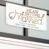 Auto banner 'we gaan trouwen' (Buitenkant Gebouw)