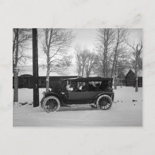 Auto met Kerstboom op de kap wordt gebonden die Feestdagenkaart
