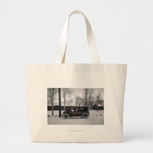Auto met kerstboom vastgebonden op de kap grote tote bag
