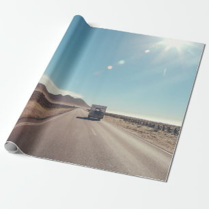 Auto op de zwarte asfaltweg cadeaupapier