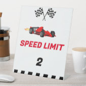 Auto Race Grossissant Deux Signes À Vitesse Limite (In SItu)