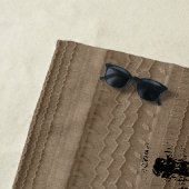 Autobanden Tracks op Sandy Beach Custom Text Strandlaken (In situ)