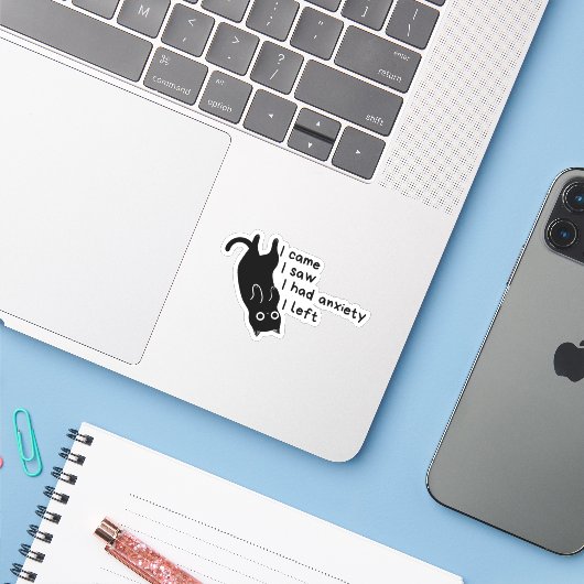 Autocollant de chat d'anxiété drôle – Introverti (Ordinateur portable avec iPhone)