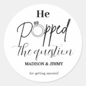 Autocollant de fête de fiançailles, il a posé la q (Devant)