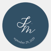 Autocollant de mariage à monogramme script marine (Devant)