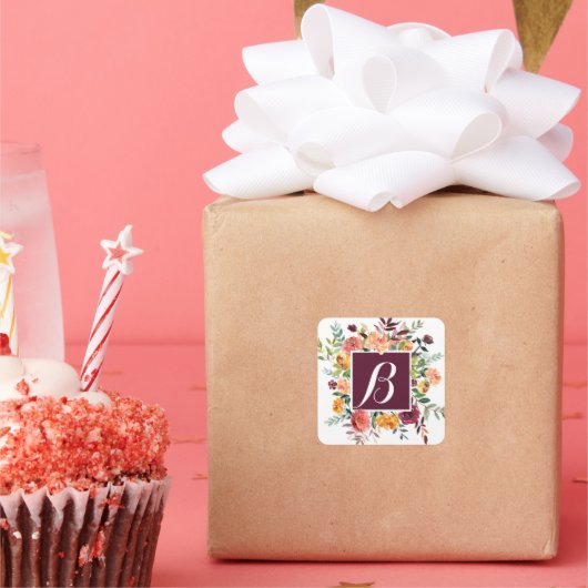 Autocollant de monogramme rose et bordeaux (Fête)