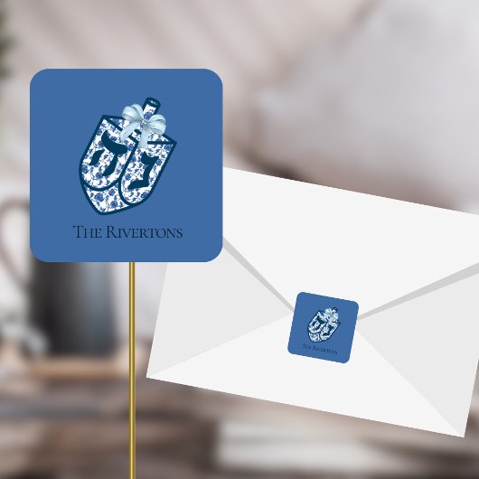 Autocollant de nom de chinoiserie de dreidel bleu 