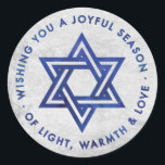 Autocollant de voeux Hanoukka Foil Argent<br><div class="desc">Sticker avec un arrière-plan à effet feuille d'argent,  avec l'Etoile de David et l'Hanoukka saluant,  "Vous souhaite une saison joyeuse de lumière,  chaleur et amour" dans un effet d'aquarelle bleu foncé. Parfait pour utiliser comme stickers de faveur sur les sacs de gélatine.</div>