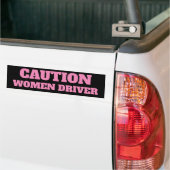 AUTOCOLLANT DE VOITURE ATTENTION, FEMMES CONDUCTEUR (Sur camion)