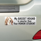 Autocollant De Voiture Basset Hound est plus futé que l'étudiant (En voiture)