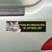 Autocollant De Voiture Ce rv protégé par le chat d'attaque (En voiture)