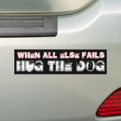 AUTOCOLLANT DE VOITURE ÉTREIGNEZ LE CHIEN (En voiture)