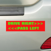 AUTOCOLLANT DE VOITURE <<<PASS LEFT, DRIVE RIGHT>>> (En voiture)