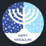 Autocollant Hanoukka Menorah<br><div class="desc">Un Hanoukka menorah, un graphiste blanc, est assis contre un arrière - plan bleu hivernal sur cet autocollant. Deux tons de bleu viennent ajouter du contraste aux flocons de neige et aux étoiles de l'arrière - plan. Ajoutez votre propre message Hanoukka customisé en dessous et commencez à coller ce étiquette...</div>