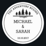 Autocollant mariage d'aventure noir et blanc<br><div class="desc">Un simple autocollant mariage noir et blanc. Le design comporte un message simple disant "l'aventure commence" en haut avec une simple illustration d'une forêt. Ci-dessous,  vous pouvez customiser le dessin avec vos noms ou "M. & Mme" ou un court message de remerciement,  avec la date de votre mariage ci-dessous.</div>