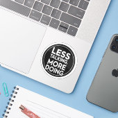 Autocollant « Moins de Paroles, Plus d'Actions » | (Ordinateur portable avec iPhone)