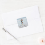 Autocollant personnalisé de photo de mariage en éc<br><div class="desc">Autocollant personnalisé avec votre photo personnalisée et le mot "amour" en écriture élégante associé à vos propres monogrammes et date dans une police sans serif.</div>