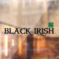 Tête de trèfle noir irlandais à travers la fenêtre