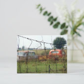 Auto's en vrachtwagens die op het platteland wegri briefkaart (Staand voorkant)