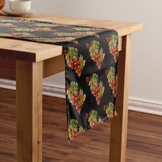 Autumn Leaves Pattern Black Table Runner Korte Tafelloper (Voorbeeld)