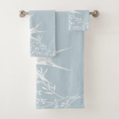 Avaler l'oiseau survolant les branches d'olivier (En situation)