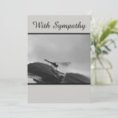 Avec la carte de sympathie montrant la libellule (Debout devant)