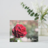 Avec la carte postale d'amour (Debout devant)
