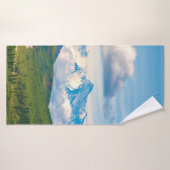 Avec ses immenses montagnes et entouré d'une merve (Serviette de bain)