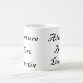 Aventure avant tasse drôle de voyageur de tasse de (Centre)