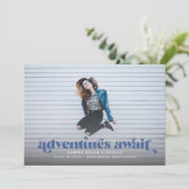 Aventures Await (Bleu) Graduation Invitation (Debout devant)