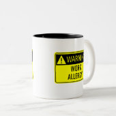 Avertissement Travail Allergie Drôle Mug de café à (Devant droit)