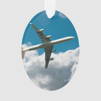 Avion à réaction montant dans des nuages