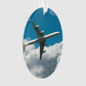 Avion à réaction montant dans des nuages (devant)