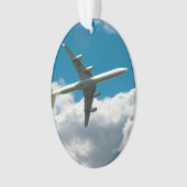 Avion à réaction montant dans des nuages (devant)
