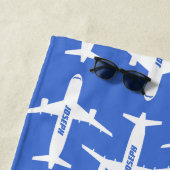 Avion nom personnalisé serviette de plage (En situation)