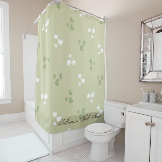 Avocado Green Love Hearts Douche rideau (En situation)