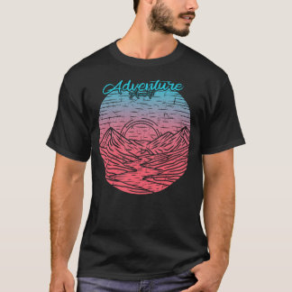 Avontuur wacht op  berg met meer strand t-shirt