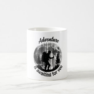 Avontuur wacht op u buiten berg koffiemok