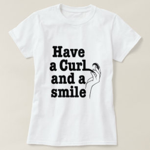Ayez une Curl et un T-shirt souriant