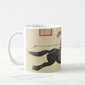 Ayusi vegen bandieten met een Lance Fine Art Koffiemok (Links)