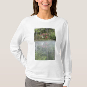 Azalea's weerspiegeld in een vijver tijdens de vro t-shirt
