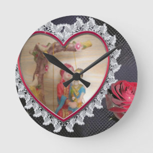 Aziatisch bruidspaar op Heart Swing Art Print Ronde Klok