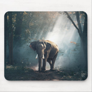 Aziatische olifant in een Sunlit Forest Clearing Muismat
