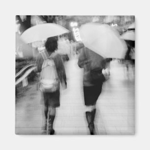 Azië, Japan, Tokio. Jonge vrouwen en paraplu's. Magneet