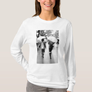 Azië, Japan, Tokio. Jonge vrouwen en paraplu's. T-shirt