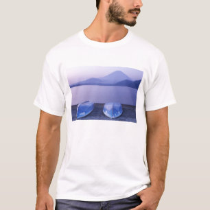 Azië, Japan, Yamanashi, Roeiboten op het Motosu-me T-shirt