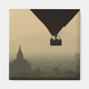 Azië, Myanmar, Bagan, ballon boven tempels van Magneet