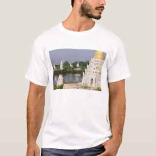 Azië, Myanmar (Birma), Mandalay. Een boeddhist T-shirt
