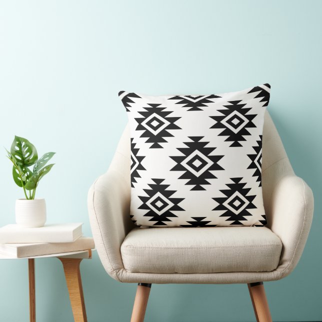 Aztec BW symbool op wit groot patroon Kussen (Stoel)