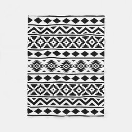 Aztec Essence Pattern III Black op White Fleece Deken